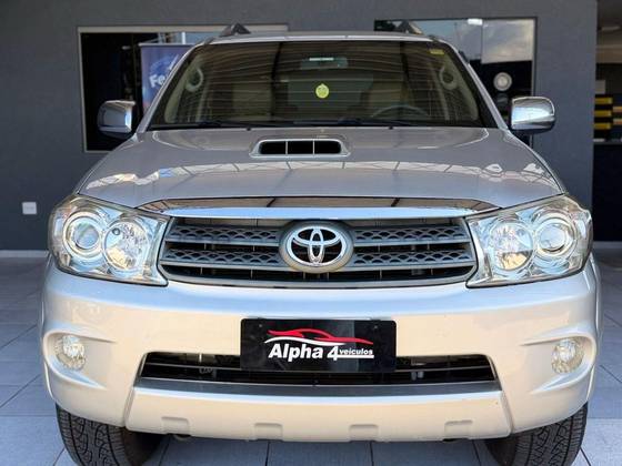 TOYOTA HILUX SW4 3.0 SRV 4X4 7 LUGARES 16V TURBO INTERCOOLER DIESEL 4P AUTOMÁTICO